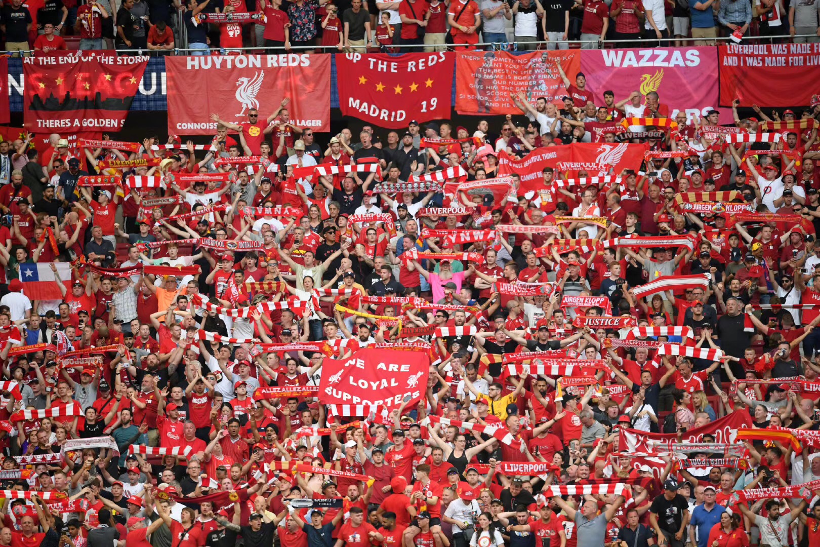 拿来吧你！柏林赫塔球员一把抢过对手教练给球员的战术小纸条（赛场突发：柏林赫塔球员当众夺走对方教练递给球员的战术纸条）