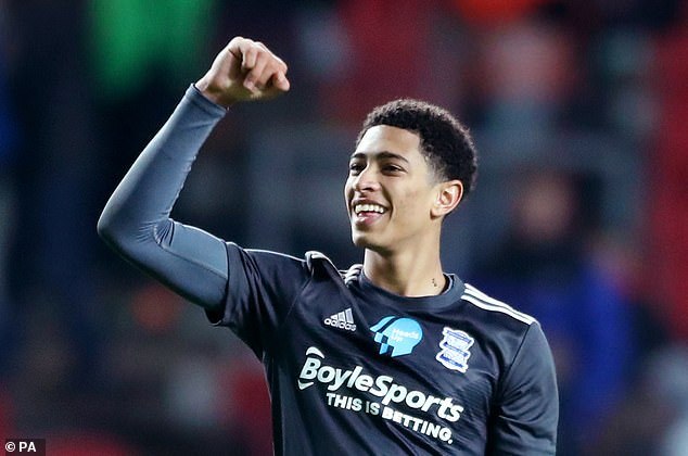 足球意大利名将宣布退役，时代落幕（意大利足坛传奇宣布挂靴，一个时代谢幕）