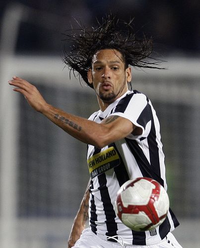 热那亚2-1萨索洛，厄斯蒂高破门，马利诺夫斯基建功（厄斯蒂高、马利诺夫斯基相继进球，热那亚2-1击败萨索洛）