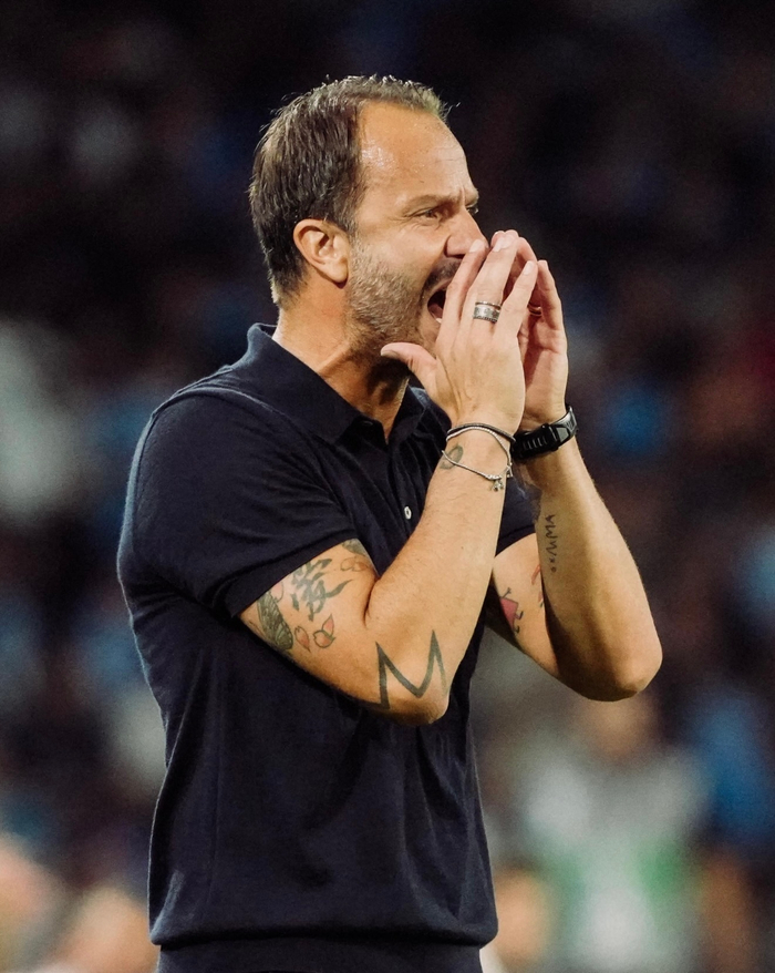 英超日本国脚与战犯照片合影，其俱乐部比赛在中国照常直播引球迷不满，咪咕客服回应（英超日本国脚被曝与战犯合影，其俱乐部在华比赛照常转播引球迷不满，咪咕客服回应）