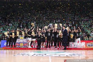 客战塞尔塔戴帽，莱万巴萨生涯第4次上演帽子戏法（莱万客场对塞尔塔上演帽子戏法，巴萨生涯第4次戴帽）