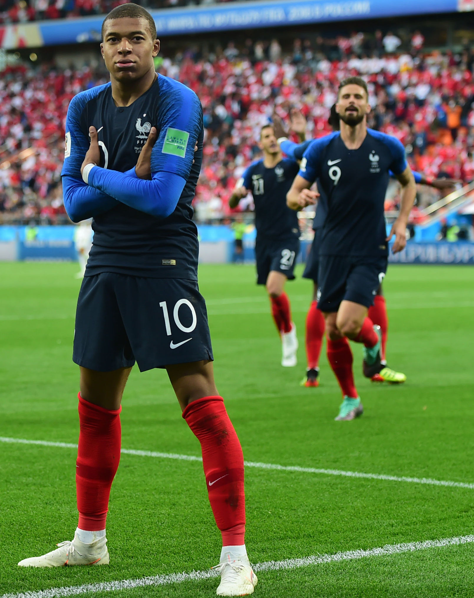 篮球湖人主帅公开力挺球队核心：不可动摇（湖人主帅公开声援核心球员：地位不可撼动）