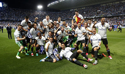 凌空斩世界波，王燊超当选中超官方第29轮最佳球员（凌空世界波定乾坤，王燊超荣膺中超第29轮官方最佳球员）