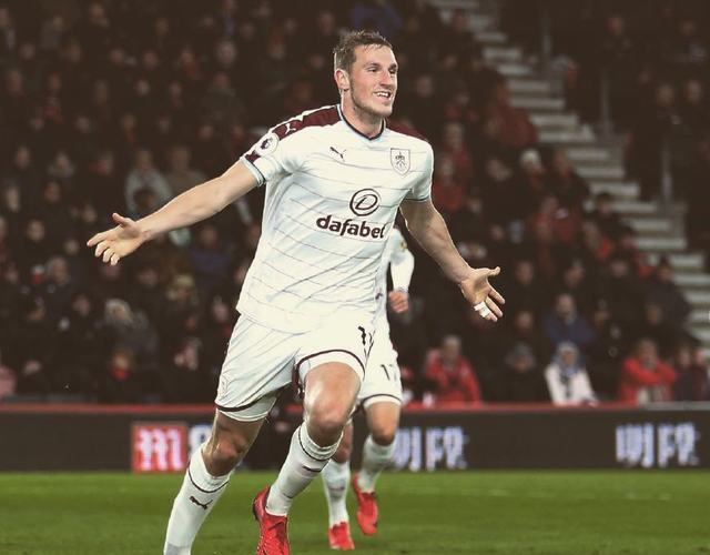 湖人浓眉哥篮下统治力助球队获胜（浓眉内线统治，湖人取胜）