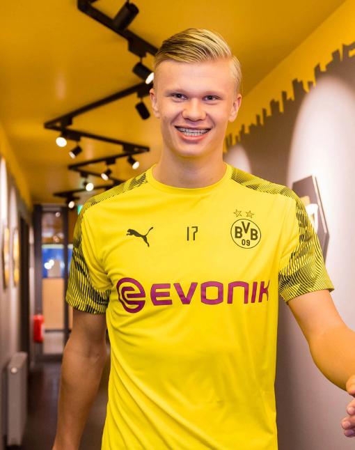 足球欧冠历史纪录被打破，网友：见证传奇（欧冠纪录被刷新，网友：亲眼见证传奇）