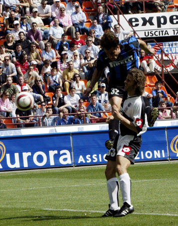 埃贝尔：凯恩已是足坛最伟大球员之一，未来他能竞争金球奖（埃贝尔：凯恩已跻身足坛顶尖，未来有望冲击金球）