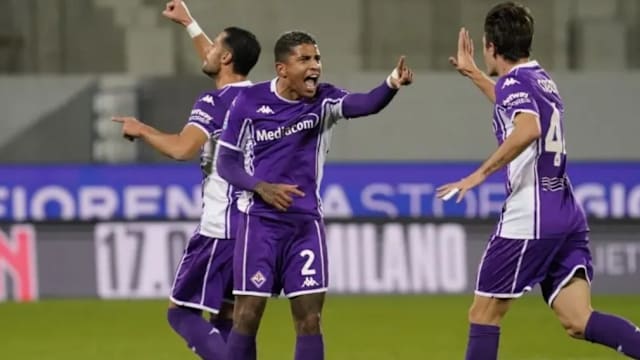 申花该拿公平竞赛奖！本赛季只得一张红牌 还是特谢拉碎碎念念（申花堪称公平竞赛典范：本季仅一红，唯一来自特谢拉的抱怨）