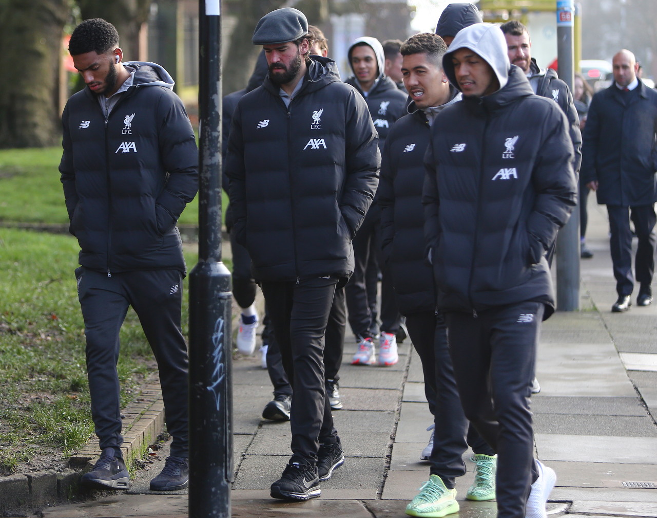 12月8日NBA焦点战：绿军猛龙分区内战，湖勇迎东部劲旅考验（12月8日NBA焦点对决：绿军大战猛龙上演分区内战，湖人、勇士迎战东部强敌）