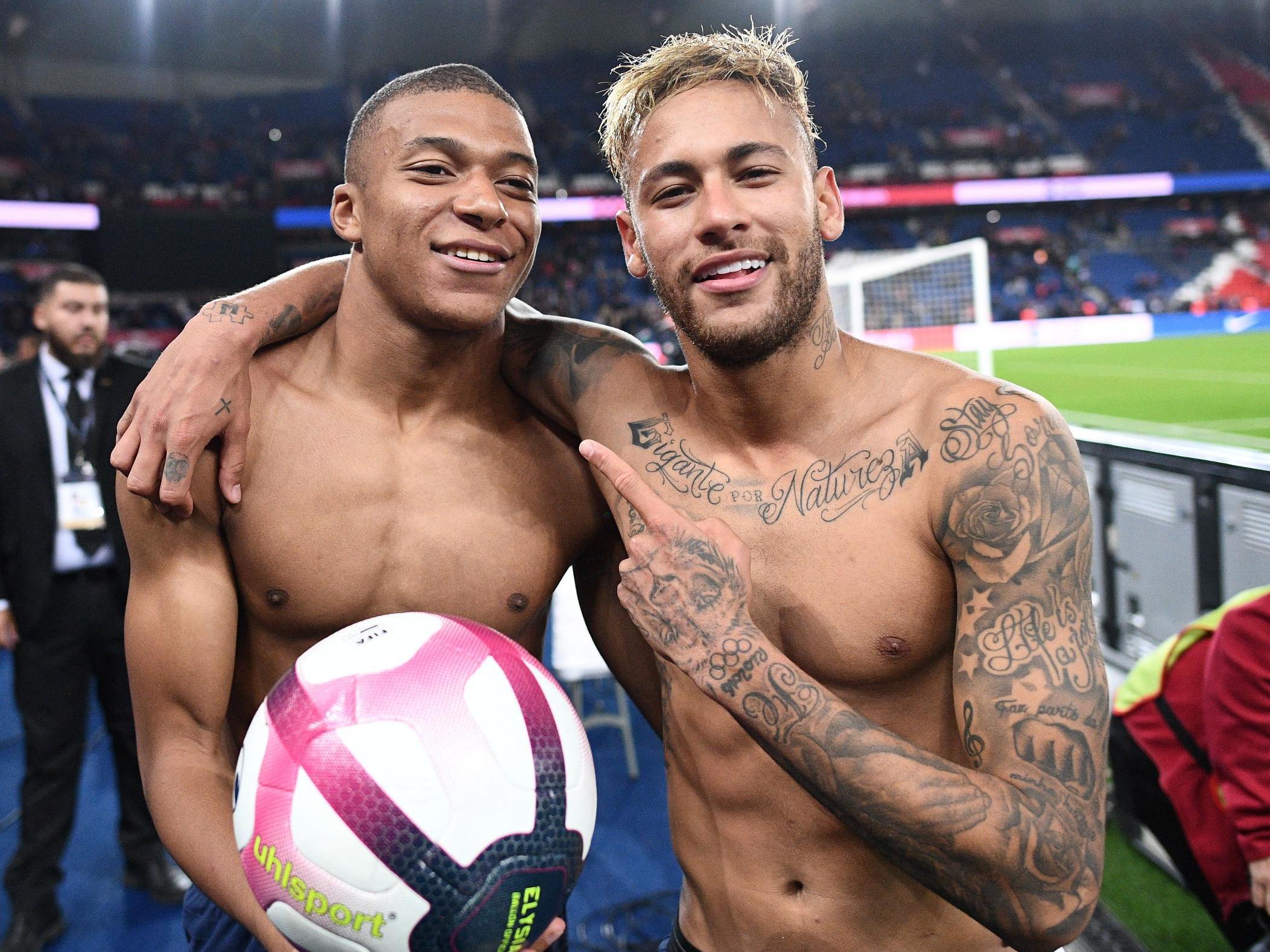 如此魔人怎能不爱？哈兰德装扮成圣诞老人为曼城小球迷派送礼物（哈兰德化身圣诞老人给曼城小球迷送礼，这样的魔人谁会不爱？）