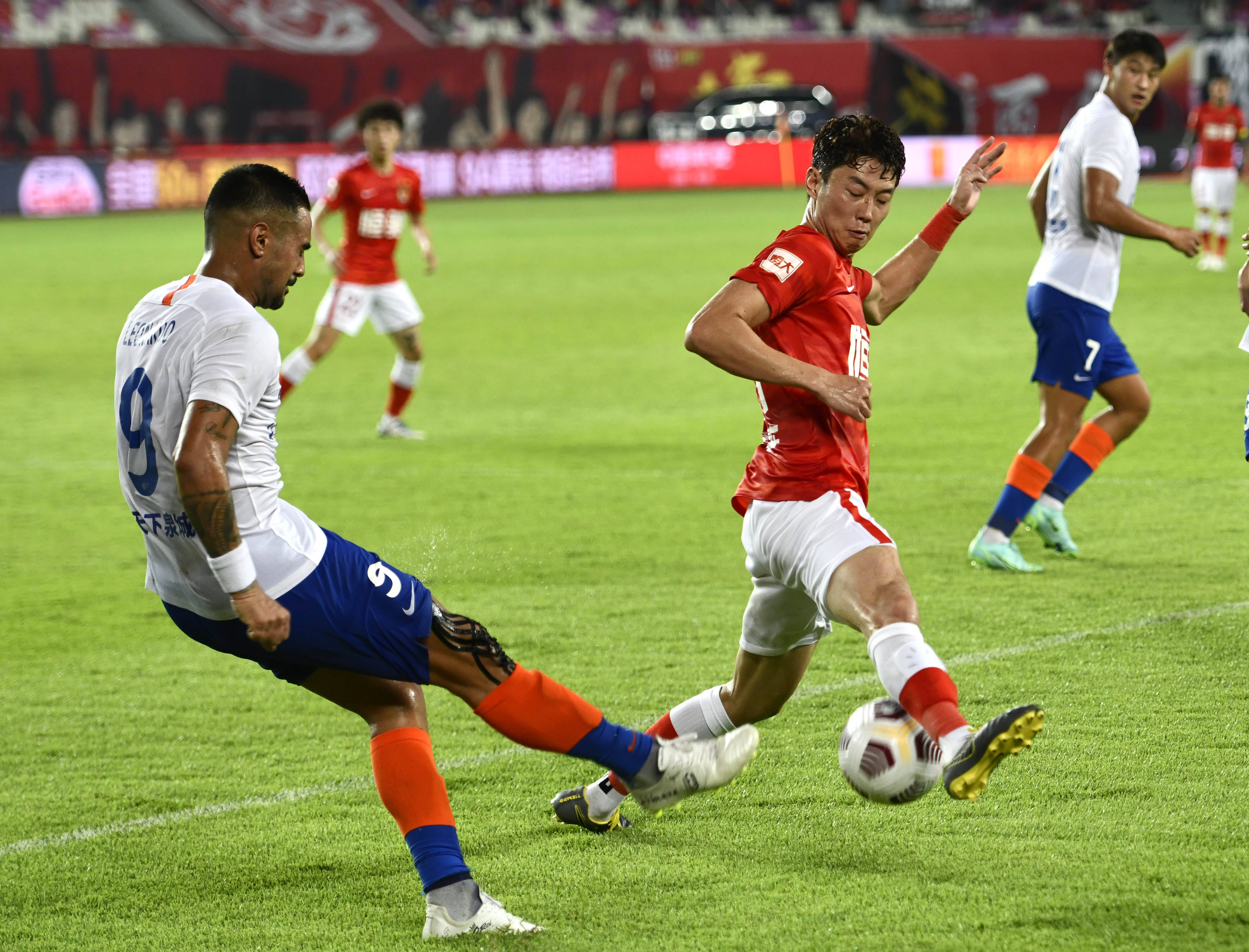 跟队：尤文近期一直在和B席接触，球员不想与曼城续约（队记：尤文近期持续接触B席，球员无意与曼城续约）