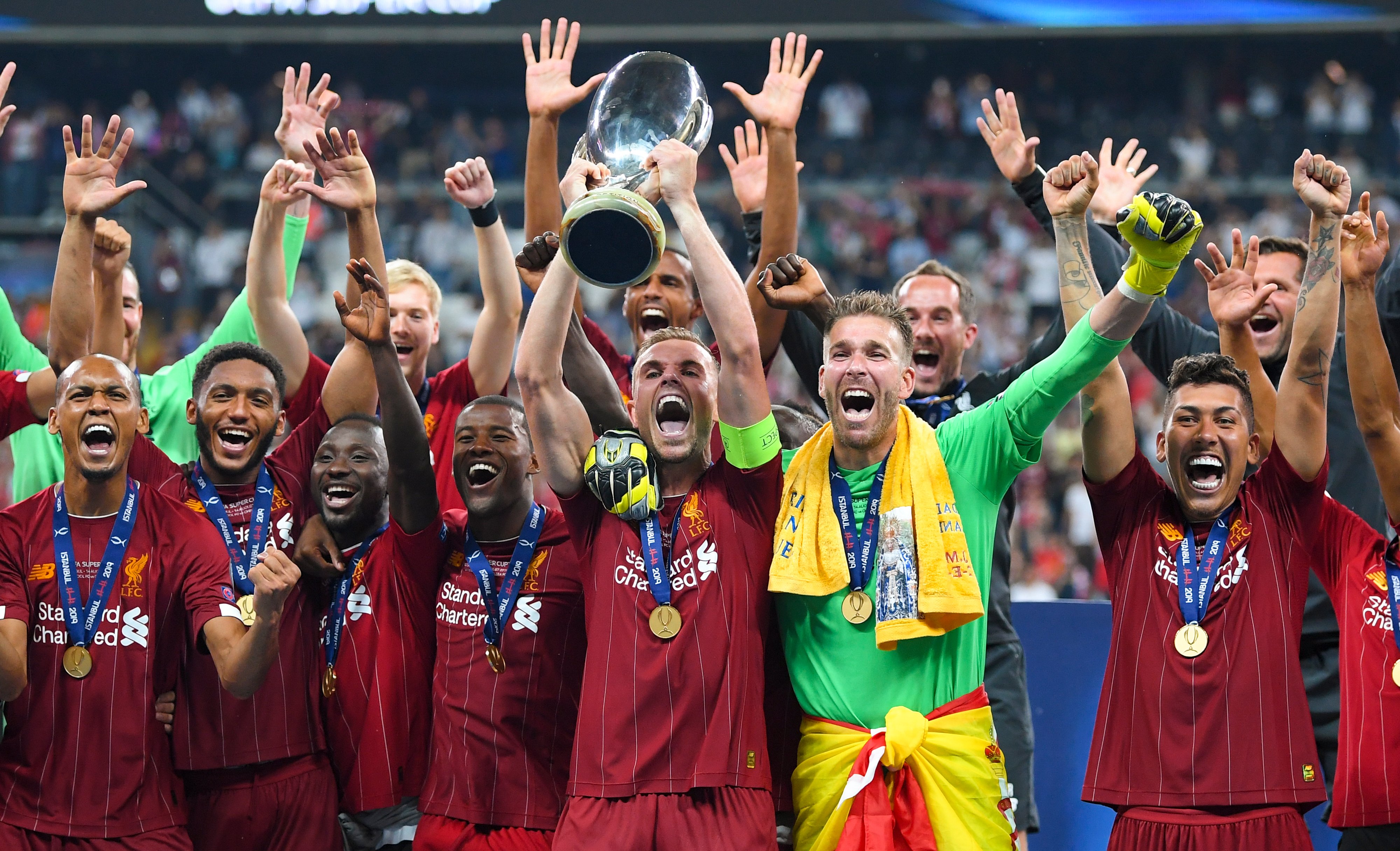 阿贾克斯客场4-2逆转卡拉巴克，收获本赛季欧冠首胜（阿贾克斯客场4-2翻盘卡拉巴克，迎来本赛季欧冠首胜）