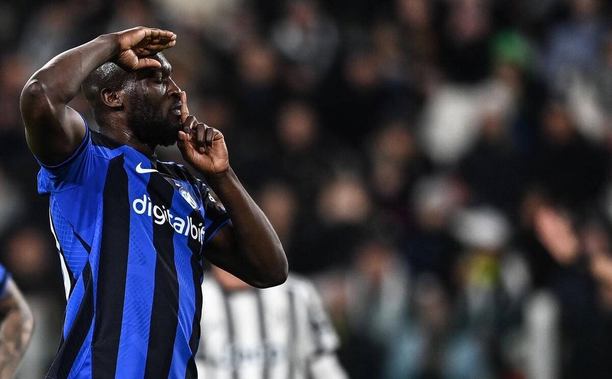 球迷在训练基地拉横幅支持阿隆索：我们爱你，冠军，振作起来（训练基地球迷举横幅力挺阿隆索：冠军，我们爱你，加油！）